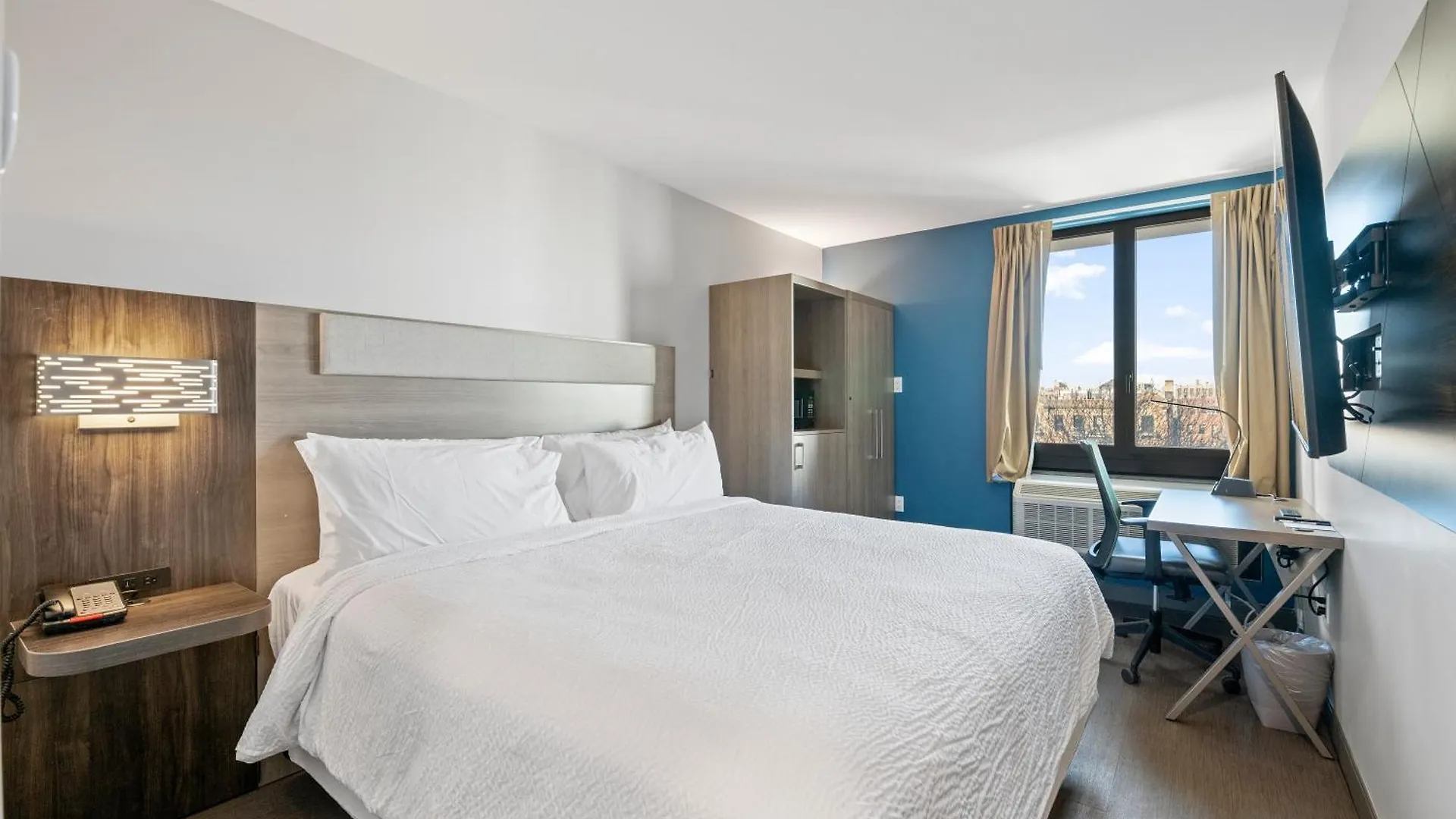 Holiday Inn Express & Suites New York 3*,