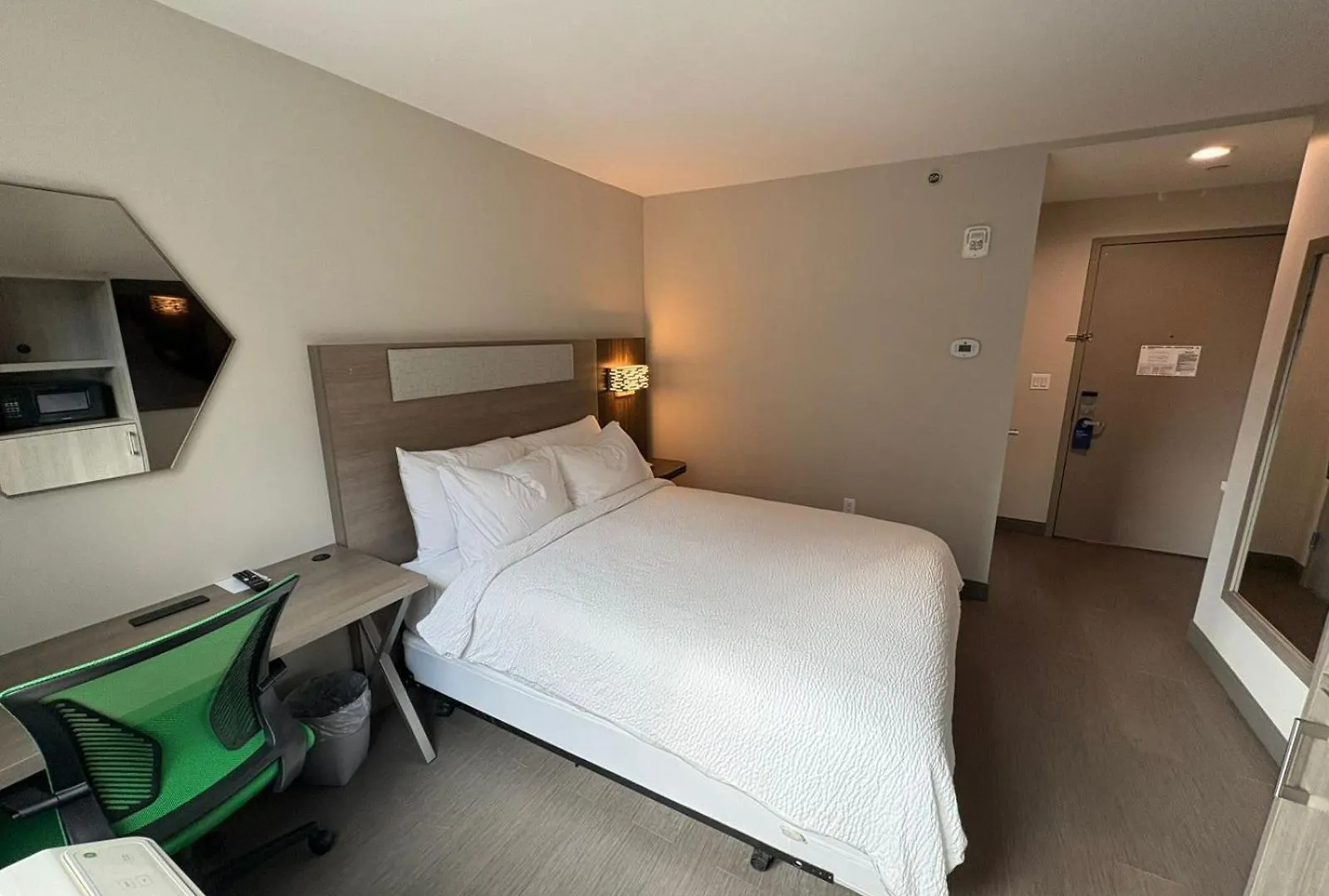 Holiday Inn Express & Suites New York Hotel