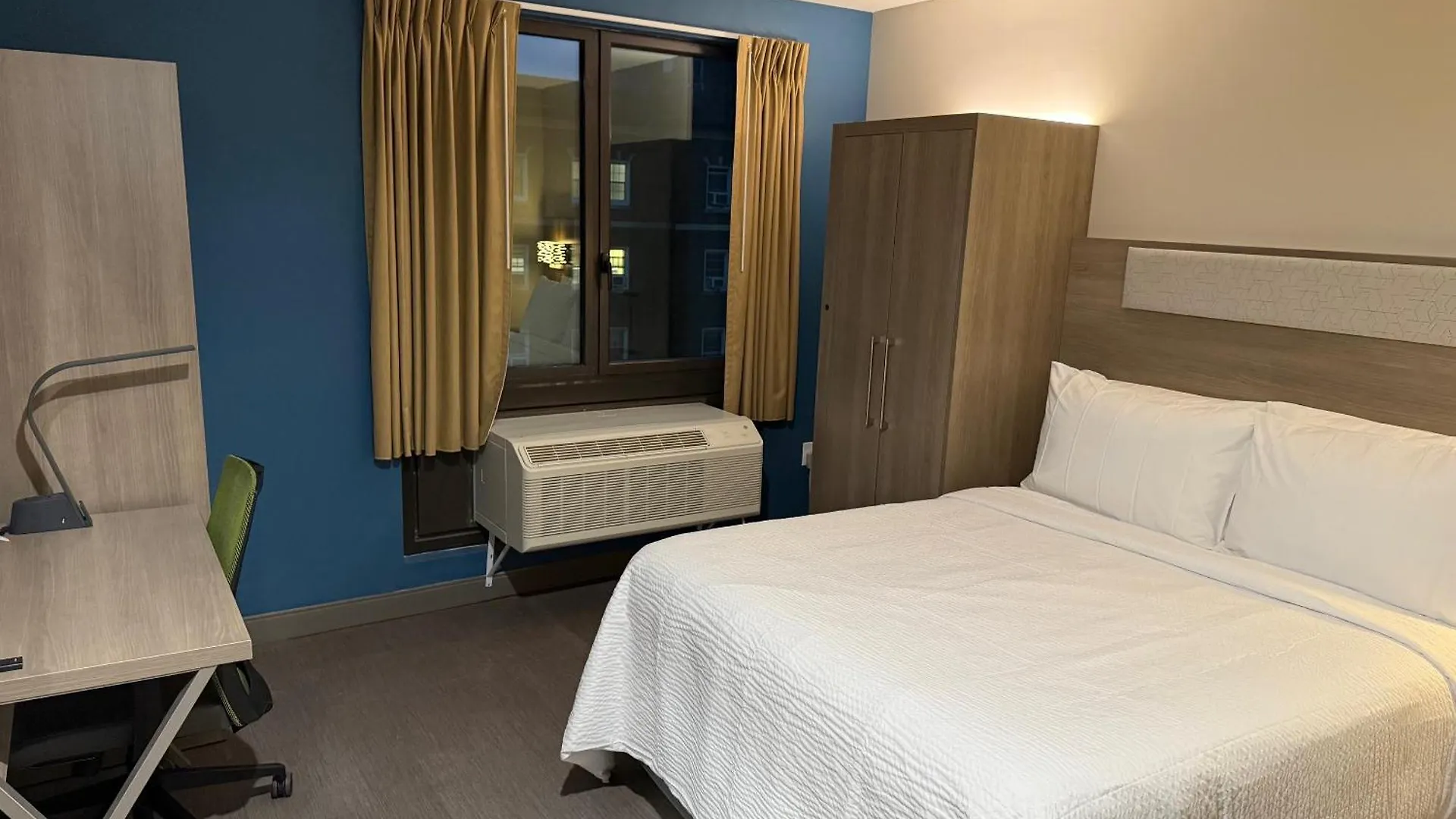 Holiday Inn Express & Suites New York