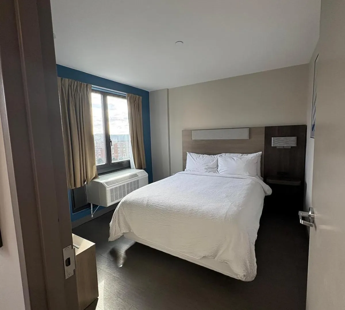 Holiday Inn Express & Suites New York Hotel